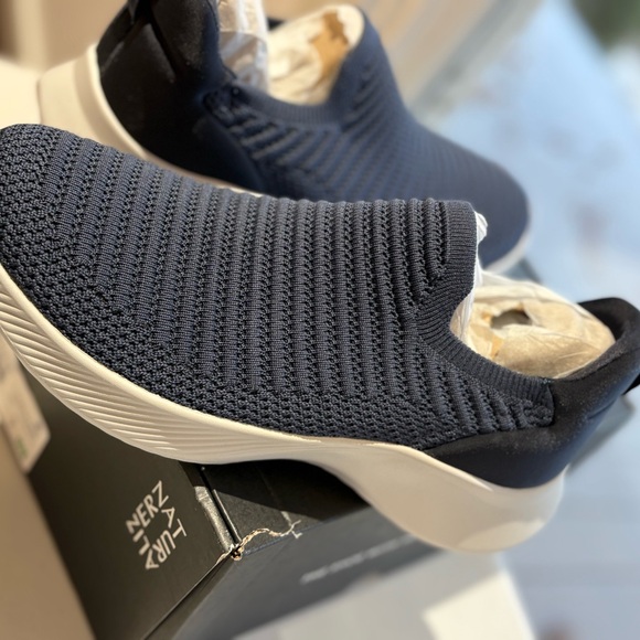Naturalizer Woman’s Elite Slip-On Knit Sneaker Size 7 New - Picture 4 of 4